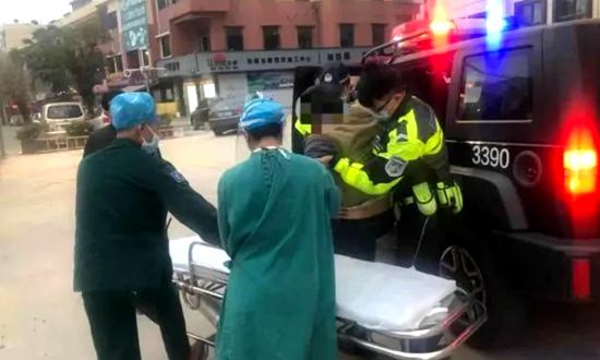 空壓機氣管街頭爆炸！巡警當機立斷……