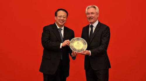 上海市市長(cháng)龔正向阿特拉斯·科普柯（中國）投資有限公司副總裁Francis Liekens先生頒授紀念牌